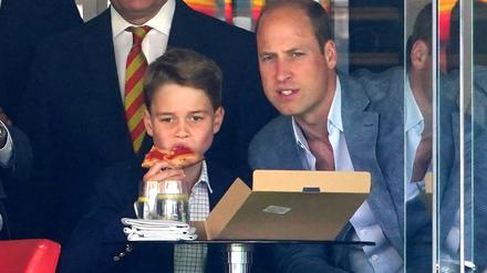 William (r.), Prinz von Wales, und sein Sohn Prinz George verfolgen das Testspiel England gegen Australien. Einen Vater-Sohn-Tag haben Thronfolger Prinz William und Prinz George beim Cricket verbracht.