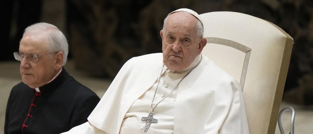 Papst Franziskus findet keine freundlichen Worte für die Entourage seines Vorgängers.