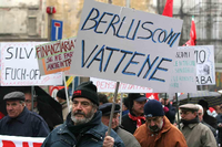 "Vattene" ("Hau ab") forderten Demonstranten in Mailand 2005 während eines Generalstreiks von Silvio Berlusconi.