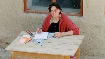 DAI-Direktorin Margarete van Ess bei der Kleinfundebearbeitung im Grabungshaus in Uruk im Irak.