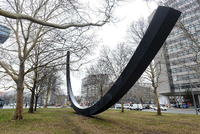Bäume fällen oder Kunst verrücken? 1987 installierte der französische Bildhauer Bernar Venet vor der Urania seine Skulptur „Arc de 124,5°“.