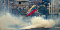 Protest in Venezuela: Demonstranten in einer Tränengaswolke in Caracas