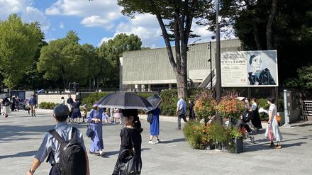 „Picasso and his Times“ heißt die Ausstellung in Japan. Besucher gehen in Tokio ins National Museum of Western Art, um die Schau zu sehen.