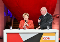Bundeskanzlerin Angela Merkel (CDU) spricht am 09.09.2017 in Berlin beim "Tag der CDU im #fedidwgugl Haus". Die Fragen stellt Moderator Jörg Thadeusz. Das #fedidwgugl Haus, nach dem CDU Motto «Für ein Deutschland in dem wir gut und gerne leben» benannt, ist das begehbare Programm der CDU.
