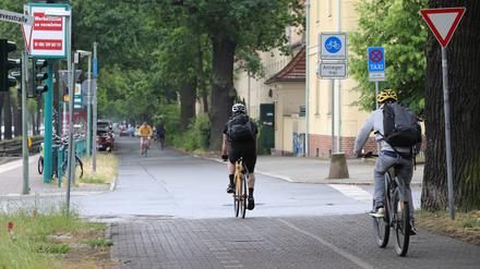 Nach Unfall Heinrich-Mann-Allee Potsdam: ADFC fordert Verbesserungen auf „Fahrradstraße“. An den Knotenpunkten der Heinrich-Mann-Allee (Fahrradstraße) in der Waldstraße und der Dreves-Straße (Foto) wird der besondere Schutzstatus für die schwächeren Verkehrsteilnehmer aufgehoben. 
