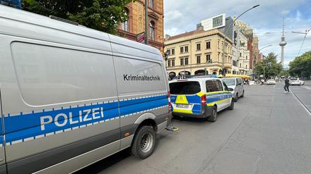  Fahrzeuge der Polizei stehen in der Oranienburger Straße am Straßenrand.  Ein Mensch ist unter einen Zug am S-Bahnhof Oranienburger Straße in Berlin geraten und gestorben.