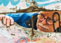Kuckuck. Regisseur Lambert, 74, blickt in die Vergangenheit - durch einen Mauerrest.
