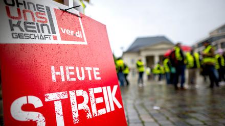 Mit dem Slogan „Ohne uns kein Geschäft“ wirbt Verdi seit Monaten für eine Stundenlohnerhöhung um 2,50 Euro. In Berlin arbeiten 150.000 Personen im Einzelhandel.