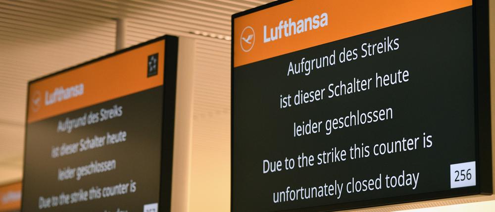 Lufthansa-Anzeigen an einem Flughafen.