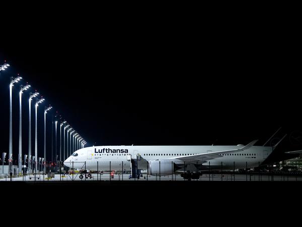 Ein Flugzeug der Lufthansa steht am Flughafen München auf dem Vorfeld.