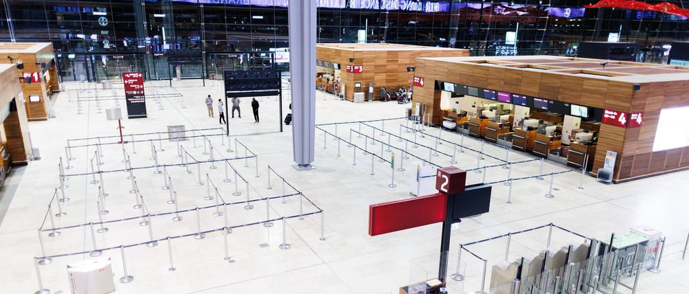 Wegen Warnstreiks des Luftsicherheitspersonals unter anderem am BER werden nach Branchenschätzungen am Donnerstag erneut Zehntausende Passagiere nicht wie geplant reisen können.