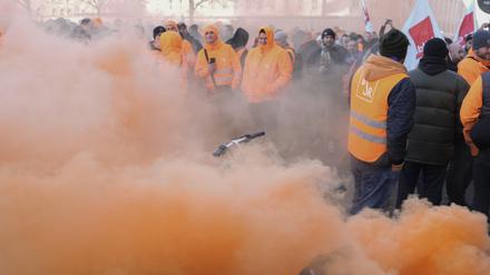 Einsatz von rauchender Pyrotechnik in den Farben der BSR bei einer Demo zum Warnstreik der Gewerkschaft Verdi. 