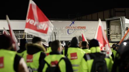ARCHIV - 04.02.2019, Hamburg: Mitarbeiter Bodenverkehrsdienste nehmen am Flughafen an einem Warnstreik teil. (zu dpa «Verdi will am Freitag Flughäfen bestreiken») Foto: Christian Charisius/dpa +++ dpa-Bildfunk +++