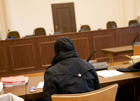 Die Angeklagte sitzt am Montag vor Prozessbeginn im Gerichtssaal im Strafjustizgebäude in Hamburg. Vor dem Hamburger Landgericht begann am Montag das Strafverfahren gegen die 30 Jahre alte Mutter wegen des Verdachts der Kindesmisshandlung.