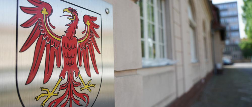 Das Landeswappen mit dem rotem Adler hängt neben dem Eingang zum Brandenburger Verfassungsgericht. 