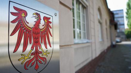 Das Landeswappen mit dem roten Adler hängt neben dem Eingang zum Brandenburger Verfassungsgericht. 
