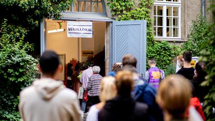 Zahlreiche Wählerinnen und Wähler warten im Berliner Stadtteil Prenzlauer Berg in einer langen Schlange vor einem Wahllokal, das in einer Grundschule untergebracht ist.