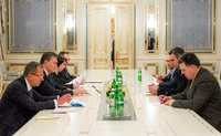 Sitzen seit Donnerstag Abend an einem gemeinsamen Tisch: Präsident Viktor Janukowitsch und Oppositionsführer Vitali Klitschko verhandeln miteinander.