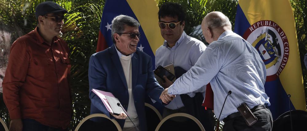 Pablo Beltran (2.v.l), Vertreter der Nationalen Befreiungsarmee (ELN), schüttelt die Hand des kolumbianischen Regierungsvertreters Otty Patino nach einer Pressekonferenz nach Friedensgesprächen mit der kolumbianischen Regierung.