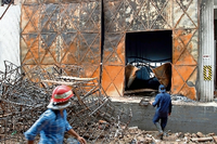 Völlig ausgebrannt ist die Textilfabrik im pakistanischen Karachi im September 2012.