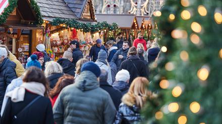 Am verkaufsoffenen Sonntag zieht es die Menschen auf den Weihnachtsmarkt am Breitscheidplatz. Die Geschäfte in Berlin dürfen am dritten Advent von 13 bis 20 Uhr geöffnet sein.