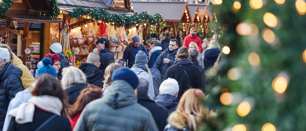 Am verkaufsoffenen Sonntag zieht es die Menschen auf den Weihnachtsmarkt am Breitscheidplatz. Die Geschäfte in Berlin dürfen am dritten Advent von 13 bis 20 Uhr geöffnet sein.