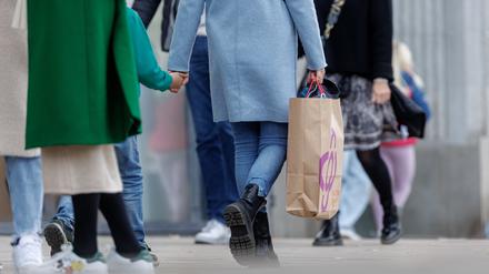 Eine Besucherin der Verkaufsoffenen Sonntags geht mit ihrer Einkaufstasche auf dem Jungfernstieg.