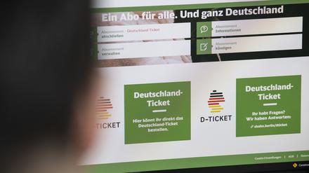 Blick auf die Webseite für die Beantragung des Deutschland-Tickets. Der offizielle Verkaufsstart des 49-Euro Tickets war am 3. April. Es gilt ab 1. Mai bundesweit in Bussen und Bahnen im Nahverkehr und wird als Chipkarte oder Handyticket angeboten.