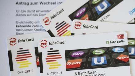 Deutschland-Ticket-Chipkarten liegen auf einem Wechsel-Antrag.