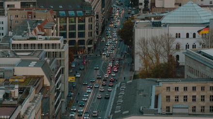 Zahlreiche Fahrzeuge sind auf der Leipziger Straße in Berlin unterwegs.