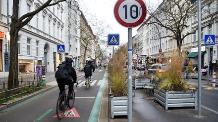 In der Bergmannstraße gilt Tempo 10 für alle - und Autos dürfen nur in einer Richtung durch.