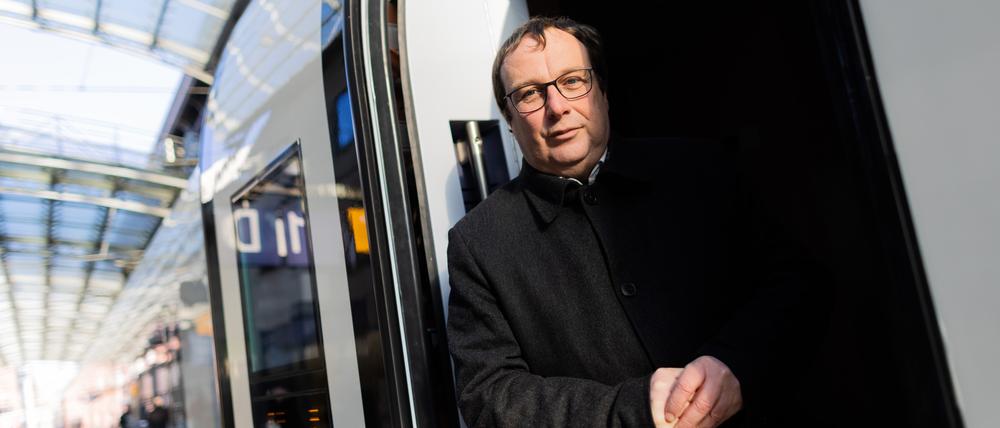 Oliver Krischer (Bündnis 90/Die Grünen), Verkehrsminister von Nordrhein-Westfalen, steht in dem neuen ICE 3neo mit dem Namen "Rheinland" im Hauptbahnhof.