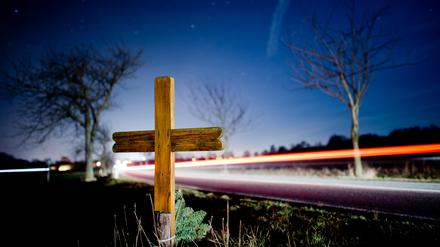 Ein Kreuz zur Erinnerung an einen Verkehrstoten steht an einer Landstraße im Landkreis Hildesheim. 