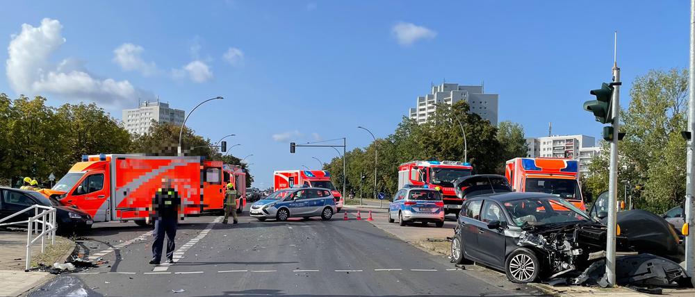 #Verkehrsunfall zwischen einem auf der Anfahrt zum Einsatz befindlichen #RTW und zwei PKW in #Marzahn. Fünf Personen wurden dabei verletzt, darunter drei Kollegen. Wir haben die Personen rettungsdienstlich versorgt und in umliegende Krankenhäuser transportiert