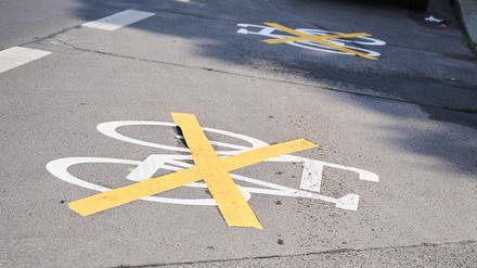 Auf der Ollenhauerstraße sind die Zeichen für den Radweg mit gelben Kreuzen zugeklebt. Der Radweg existiert nicht mehr. Die neue Verkehrsverwaltung lässt bestimmte Radfahrprojekte ruhen. +++ dpa-Bildfunk +++