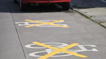 Auf der Ollenhauer Straße sind die Zeichen für den Radweg mit gelben Kreuzen zugeklebt und Autos parken darauf. Der Radweg existiert nicht mehr. Die neue Verkehrsverwaltung lässt bestimmte Radfahrprojekte ruhen. (zu dpa: Verkehrspolitik in Berlin - Verspielt die Stadt ihre Vorreiterrolle?) +++ dpa-Bildfunk +++