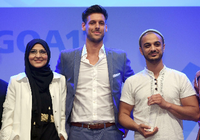 Farah Bouamar, Marcel Sonneck und Younes Al-Amayra von der Comedy-Gruppe "Datteltäter" freuen sich am 30.06.2017 bei der Verleihung der Grimme Online Awards 2017 in Köln über den Preis in der Kategorie "Kultur und Unterhaltung".
