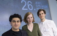 Die Journalisten Tarek Khello (l-r), Lena Niethammer und Hannes Vollmuth sind die Preisträger beim Axel-Springer-Preis am 03.05.2017 in Berlin.