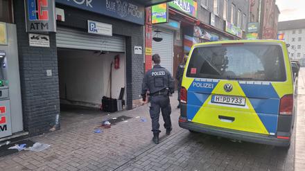 Vor einem Club in Hannover eröffnet am Sonntag ein Mann das Feuer. Drei Menschen werden verletzt.