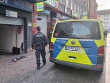  Drei Verletzte, Täter flüchtig:  Mann eröffnet vor Club in Hannover das Feuer