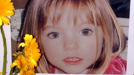Das Foto vom 12.05.2007 zeigt ein mit Blumen geschmücktes Foto der vermissten Madeleine «Maddie» McCann, die in Praia da Luz in Lagos (Portugal) spurlos verschwand. Auf der Suche nach dem seit bald sieben Jahren verschwundenen Mädchen sind Beamte der Londoner Polizei Scotland Yard nach Portugal gereist. (Archiv)