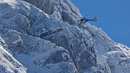 Bergretter suchen am Hochkalter bei Ramsau bei Berchtesgaden nach einem 24-jährigen Bergsteiger. Nun wurde die Suche eingestellt. Der Mann wird seit Samstag vermisst.