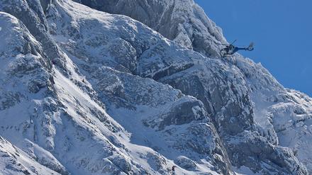 Jetzt gibt es Gewissheit: Nach fast vier Wochen ist die Leiche eines vermissten Bergsteigers aus Niedersachsen am Hochkalter bei Berchtesgaden gefunden worden. Schmelzender Schnee gab die Leiche des 24-Jährigen frei.