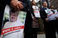 Demonstranten halten vor der Botschaft des Königreich Saudi-Arabien in Washington Plakate mit dem Bild des in der Türkei vermissten Journalisten.