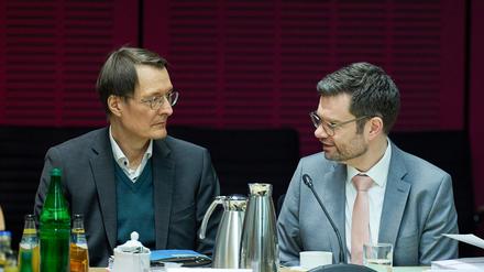 Karl Lauterbach (l, SPD), Bundesgesundheitsminister, und Marco Buschmann (FDP), Bundesjustizminister, unterhalten sich vor der Sitzung des Vermittlungsausschusses von Bundestag und Bundesrat. 
