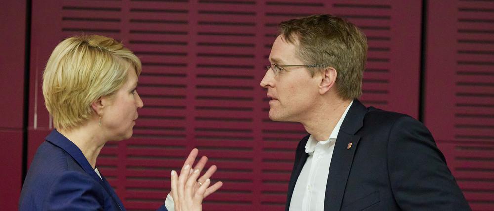 Manuela Schwesig (SPD), Bundesratspräsidentin, und Daniel Günther (CDU), Ministerpräsident Schleswig-Holstein, unterhalten sich vor der Sitzung des Vermittlungsausschusses von Bundestag und Bundesrat.