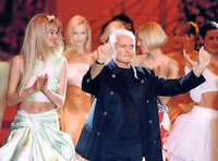 Gianni Versace, beklatscht von Claudia Schiffer