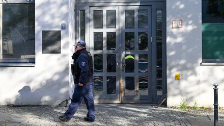Ein Polizeibeamter geht an der Synagoge an der Brunnenstraße 33 in Berlin entlang, die Ziel eines Anschlags war. 