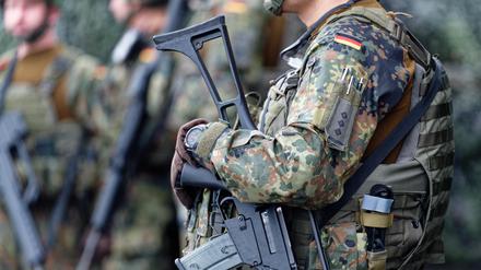 Soldaten stehen beim Antrittsbesuch von Verteidigungsminister Pistorius beim militärischen Organisationsbereich (OrgBer) Cyber- und Informationsraum (CIR) am Standort Rheinbach.