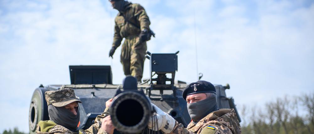 Ukrainische Soldaten arbeiten an der Panzerkanone eines Kampfpanzers vom Typ Leopard 1 A5. 